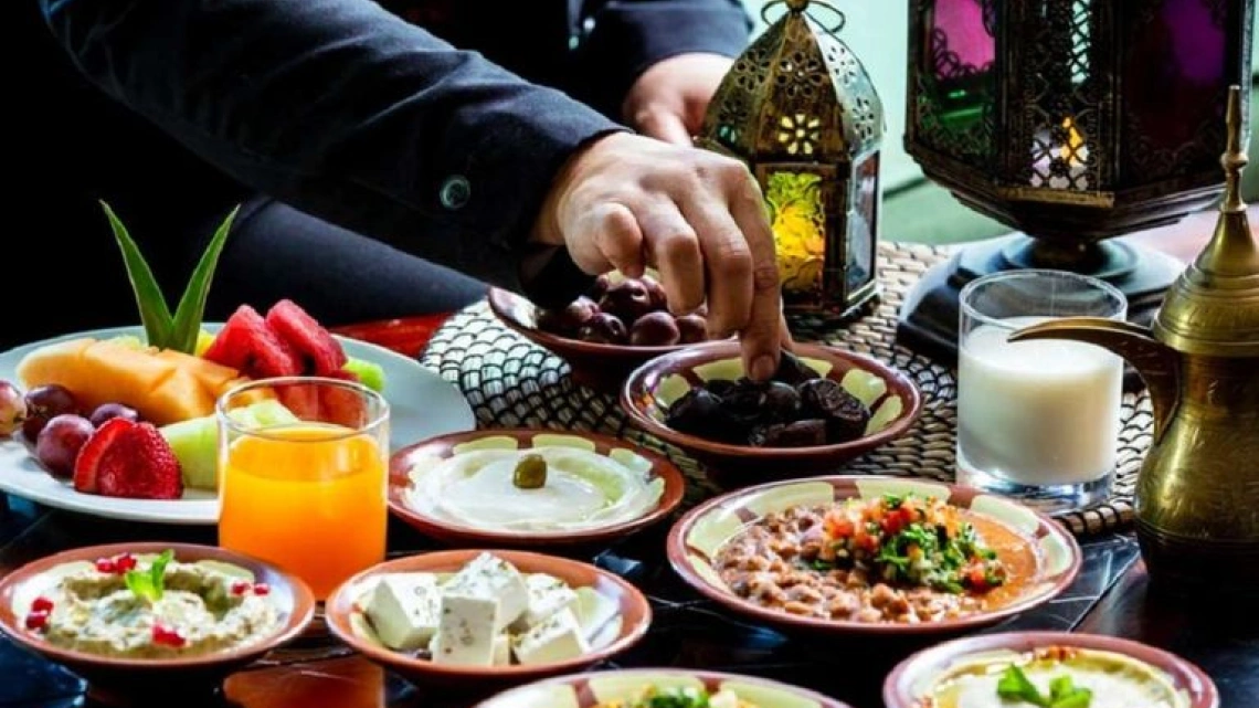 أطعمة ومشروبات يُفضل تجنبها لمرضى ضغط الدم خلال رمضان