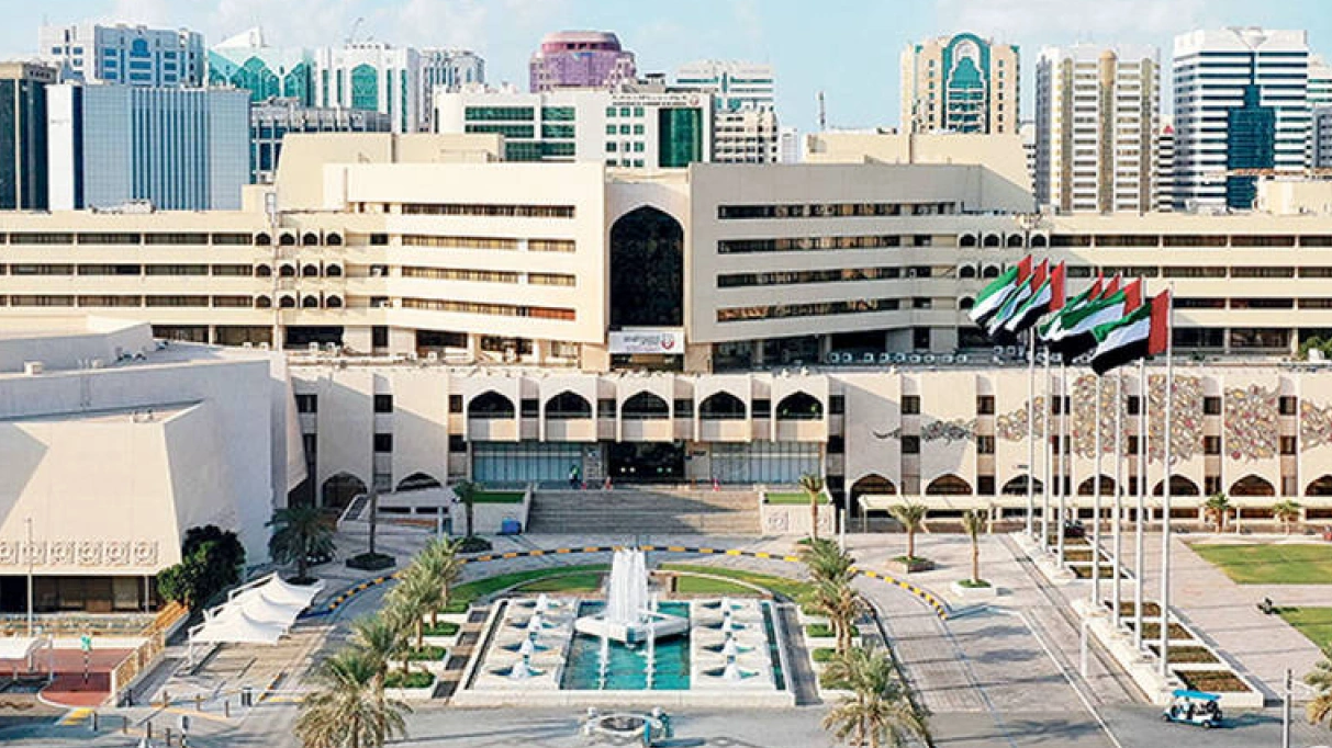 بلدية أبوظبي تعرض مستجدات تشريعات آليات البناء خلال ورشة عمل استشارية