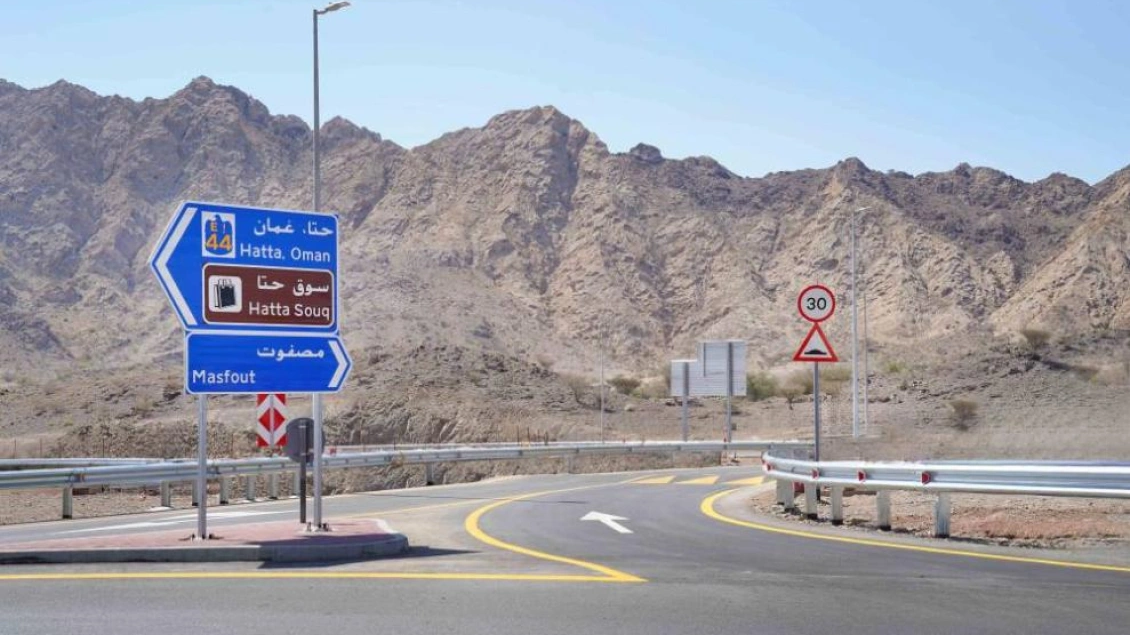 هيئة الطرق والمواصلات في دبي تنفذ أعمال تطوير للطرق المؤدية إلى دوار سوق حتا بطول 1 كم