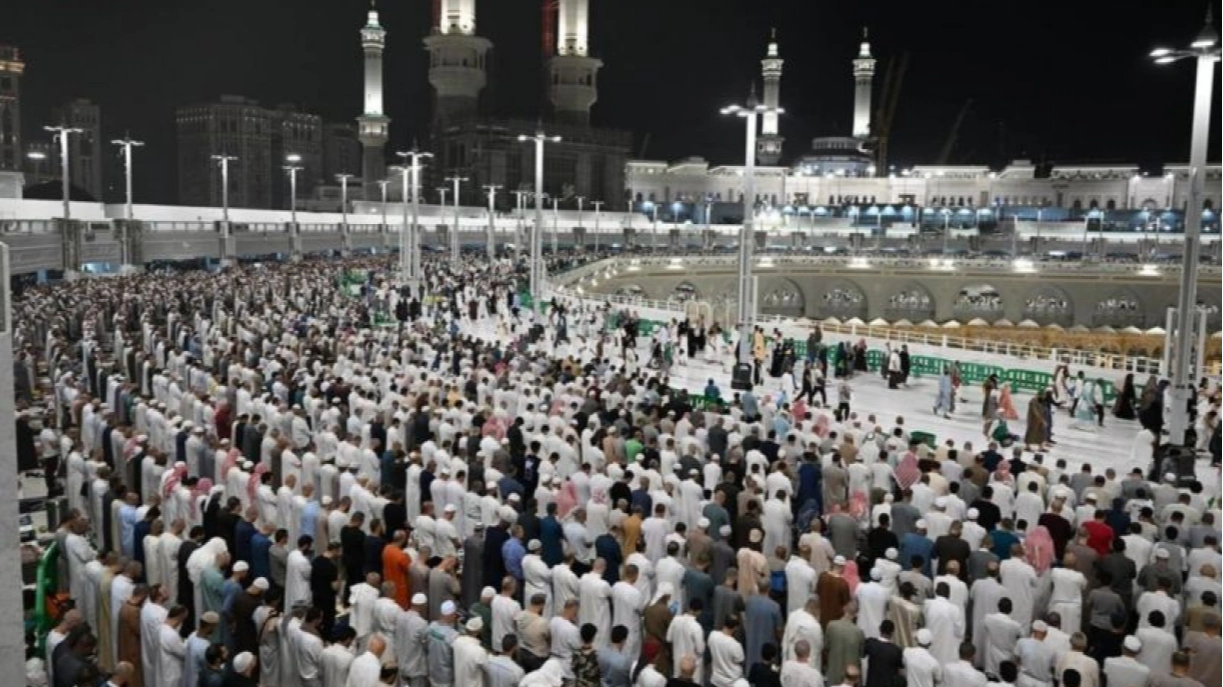 أجواء روحانية مميزة في ليلة السابع والعشرين من رمضان لضيوف الرحمن