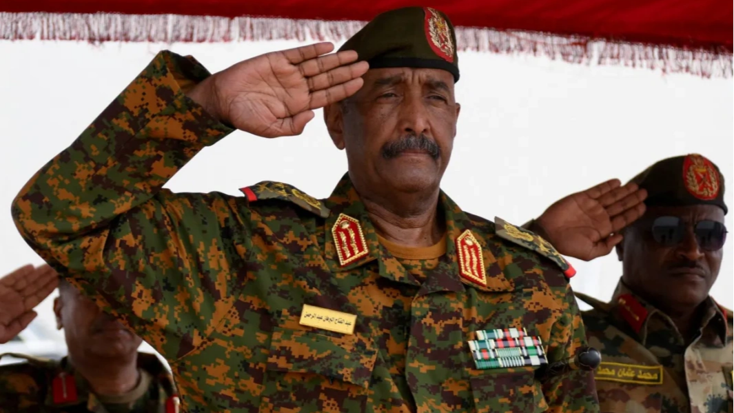 عبد الفتاح البرهان يصل القصر الجمهوري في الخرطوم بعد استعادة الجيش السيطرة