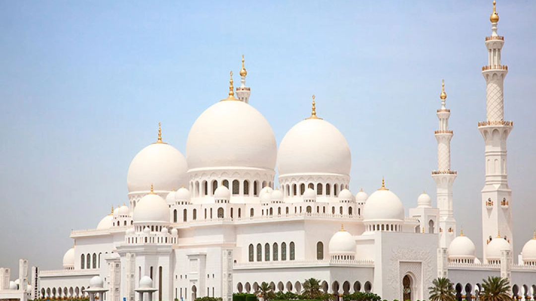105 آلاف مصلٍ يحيون ليلة 27 رمضان في جامع الشيخ زايد الكبير بأبوظبي