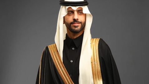 البشت: زي تقليدي يعكس الفخر والأصالة في الأعياد والمناسبات