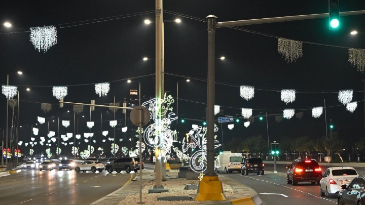 خورفكان تزين شوارعها بـ 175 مجسماً ضوئياً احتفالاً بعيد الفطر