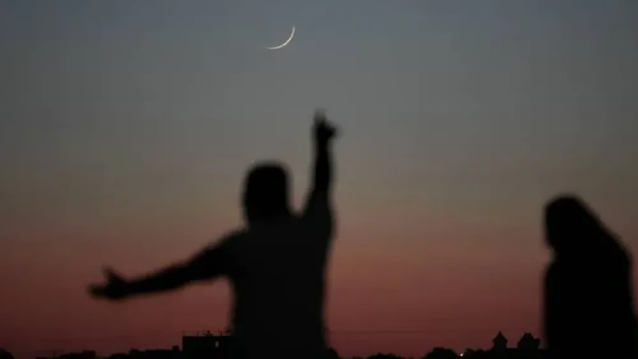 مركز الفلك الدولي يحسم الجدل حول موعد عيد الفطر