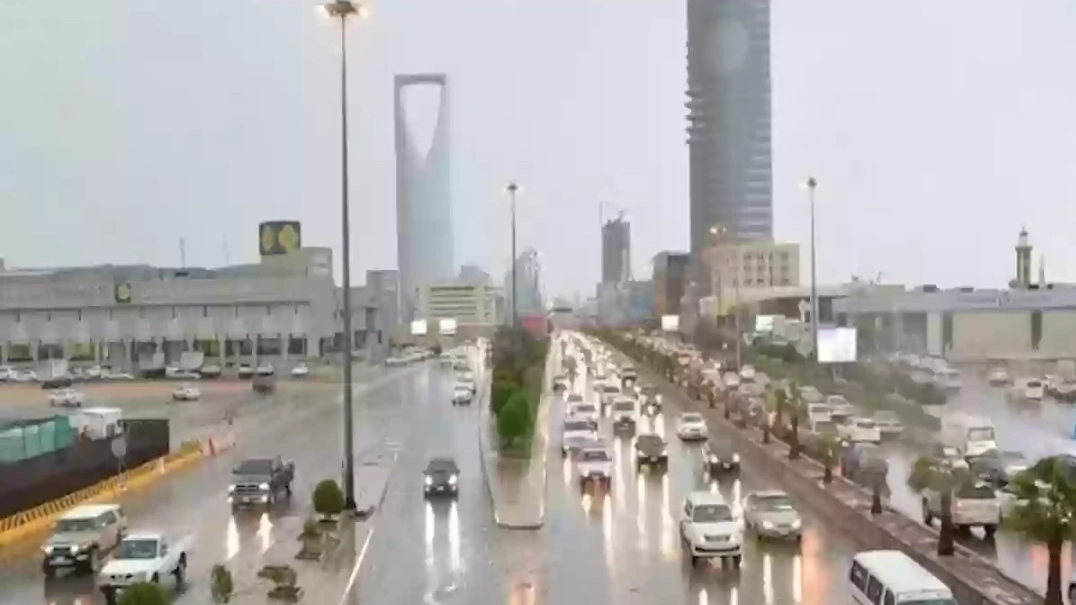 المركز الوطني للأرصاد ينبه من تقلبات جوية في عدة مناطق بالمملكة السعودية