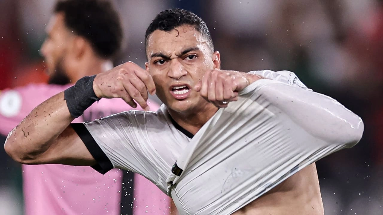 حكم مباراة أتلتيكو مدريد وإسبانيول يجذب الأنظار بحركة بهلوانية مذهلة