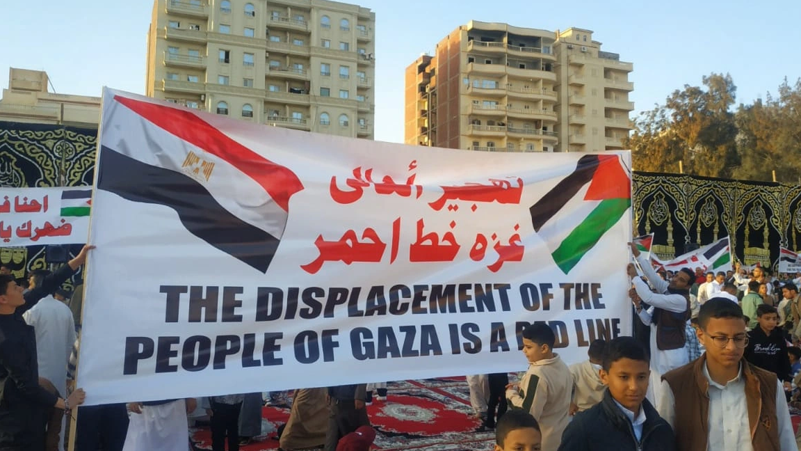 أبناء بني سويف يتظاهرون رفضاً لتهجير الفلسطينيين ويرفعون أعلام فلسطين