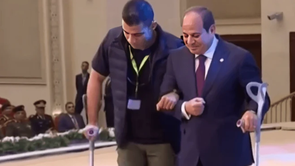 سعادة لامحدودة: الرئيس السيسي يساعد مصاب شرطة خلال احتفالية عيد الفطر