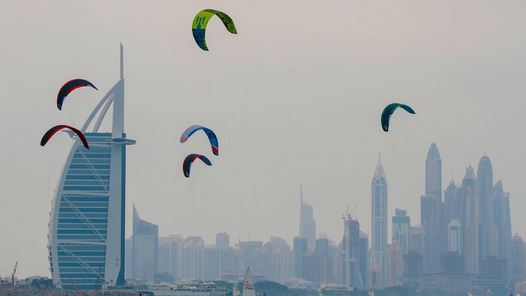 انطلاق مسابقة دبي كايت سيرف 2025 في جزر دبي
