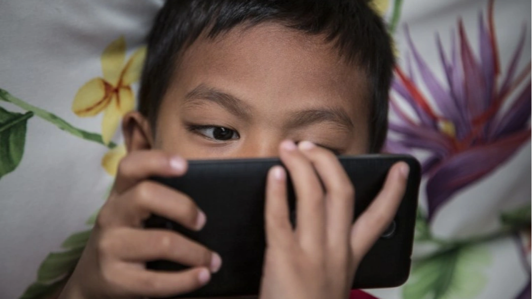 Study Warns of Smartphones' Detrimental Effect on Children's Minds