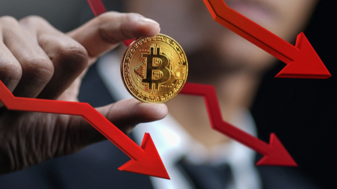 تراجع "بيتكوين" لأقل من 100 ألف دولار بعد الهجمات على إيران
