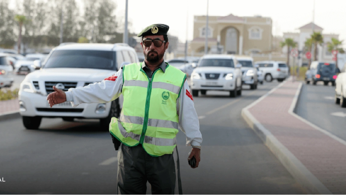 Abu Dhabi Police Warns Drivers: Avoid Shoulder Parking Near Darb Gates - Fines Up to AED 1000