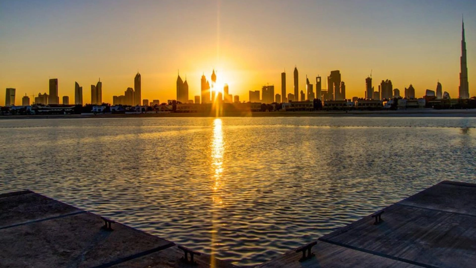 طقس الإمارات يوم السبت: صحو مع غيوم جزئية وأمطار محتملة