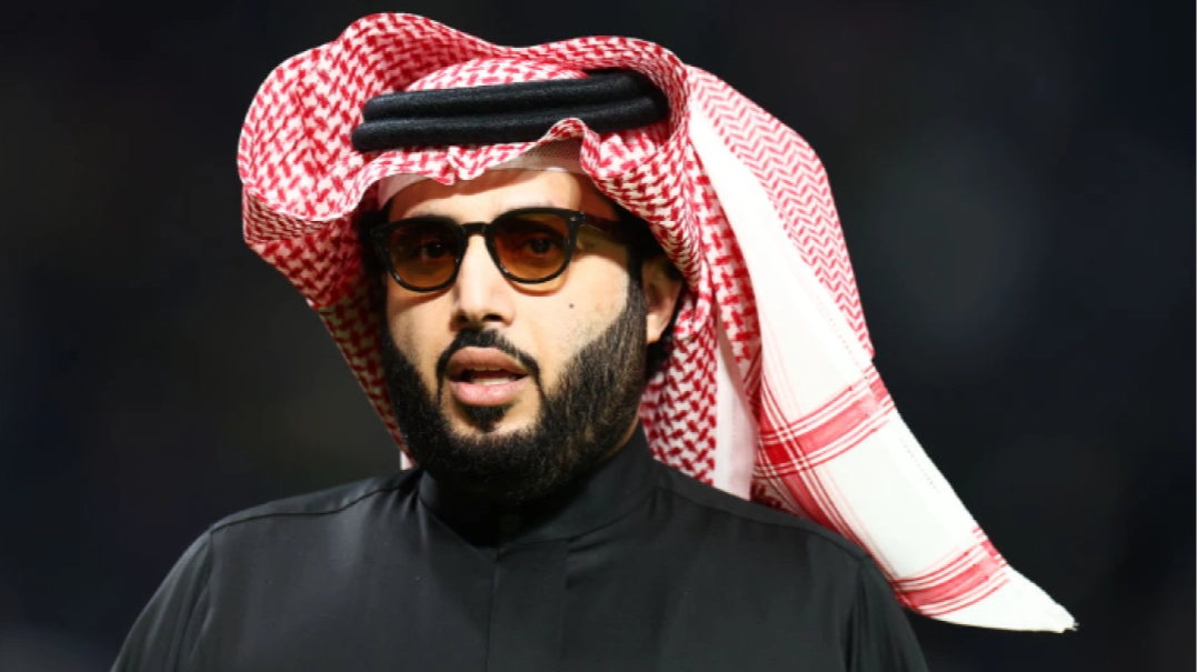 تركي آل الشيخ يودع المصارع الأسطوري هالك هوجان برسالة مؤثرة