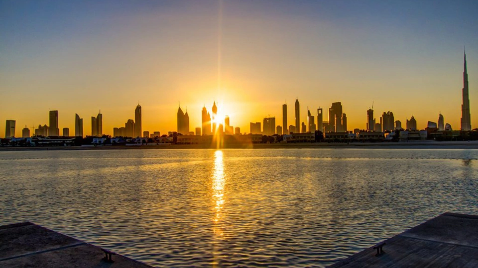 طقس الإمارات اليوم الأربعاء: أجواء شديدة الحرارة وأشعة فوق البنفسجية قوية