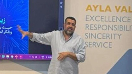 محمد العرب يدرب شباباً من الأردن وفلسطين على القيادة بالذكاء الاصطناعي