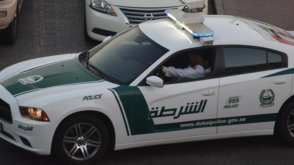 شرطة دبي تصادر حافلة تحمل أسطوانات غاز بطريقة غير قانونية