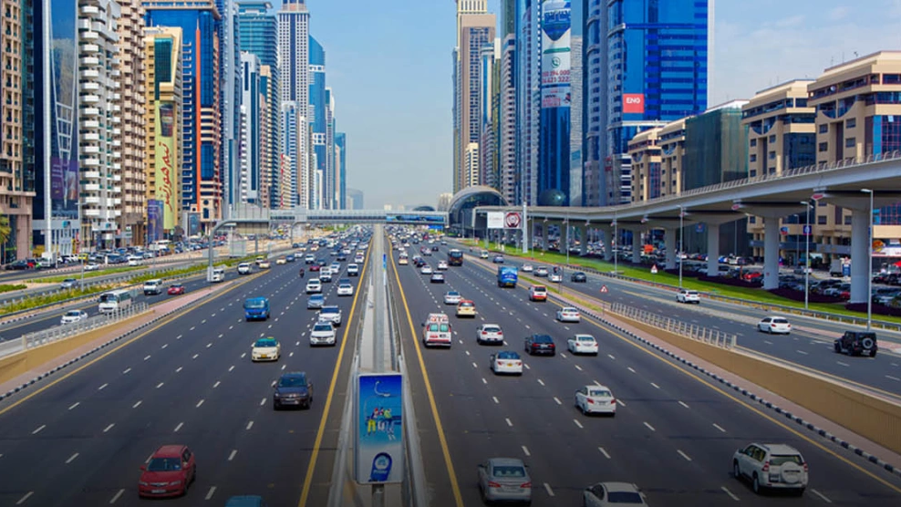 شرطة دبي تنبه لخطورة تجاهل مسافة الأمان بين المركبات