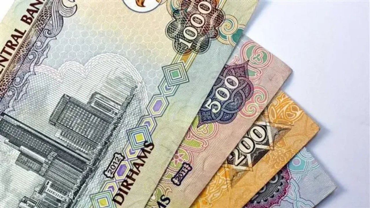 تأخر التحويلات البنكية الدولية وارتفاع الرسوم يثير قلق العملاء في الإمارات