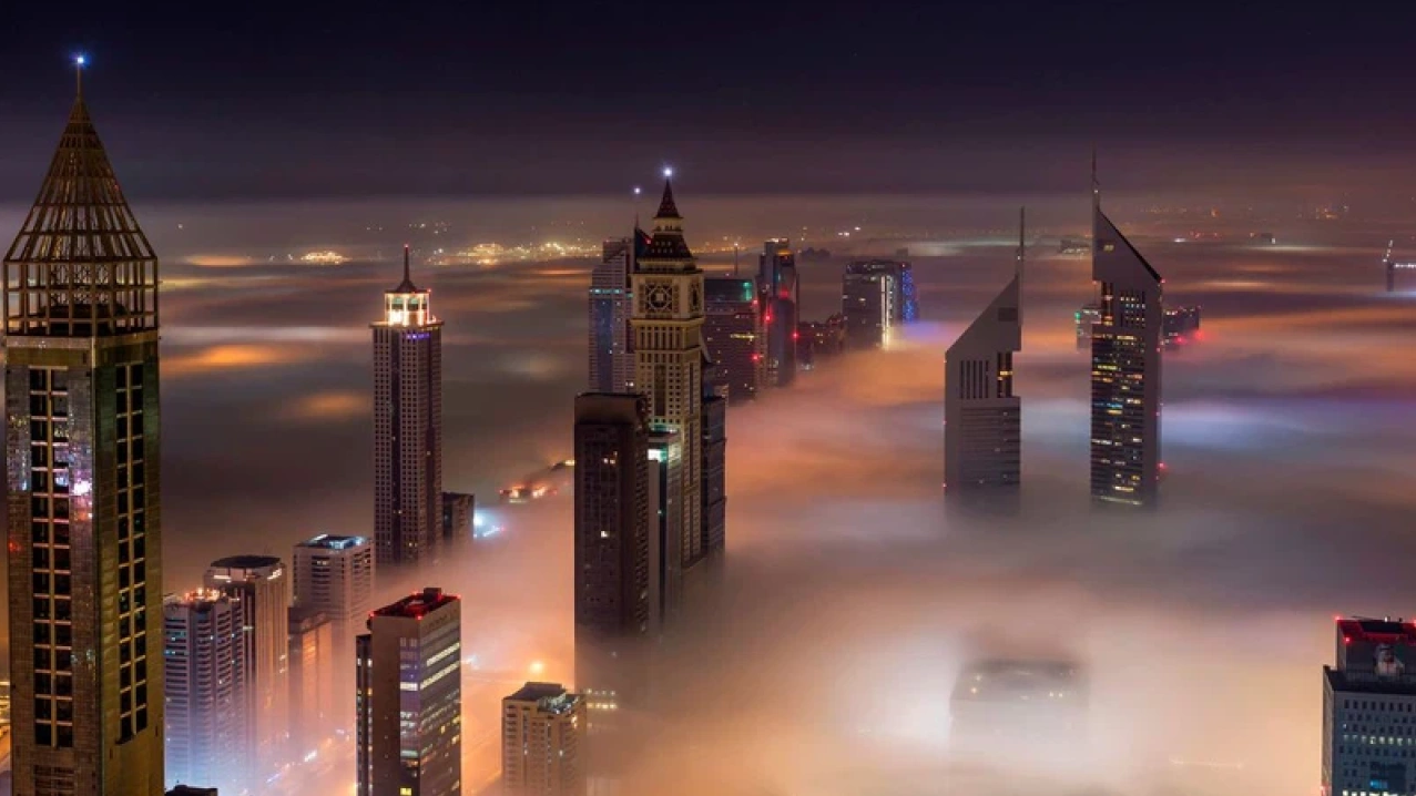 الإمارات تشهد ضباب وأمطار شرقية وطقس بارد لعدة أيام