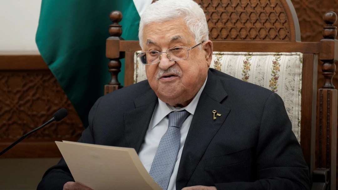 الرئيس عباس يصدر إعلانًا دستوريًا بتكليف نائب رئيس اللجنة التنفيذية