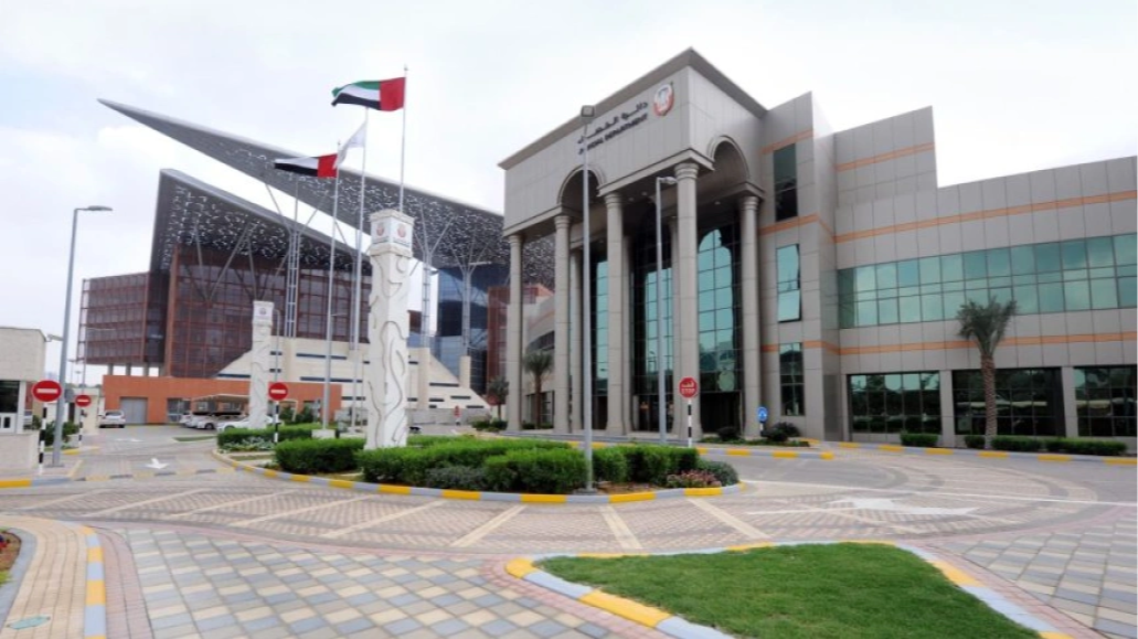 محكمة أبوظبي تفرض غرامة على موظفة لاختلاس 36.9 ألف درهم