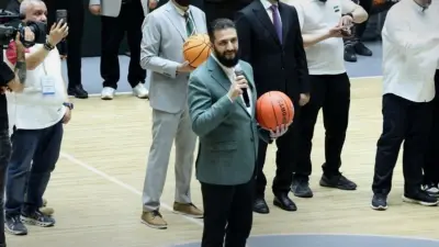 أحمد الشرع يلعب كرة السلة خلال افتتاح صالة رياضية بدمشق