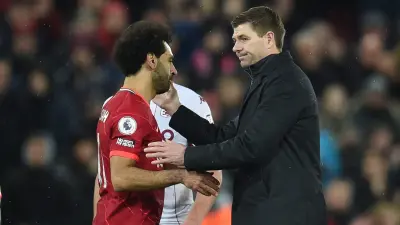محمد صلاح يتعرض لإصابة خلال مباراة كرة قدم