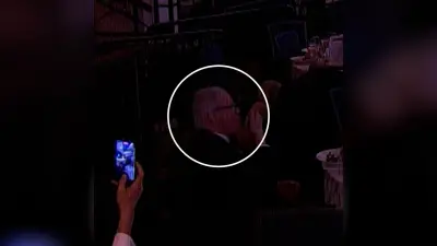 مايكل غلانتس يتناول الطعام أثناء حدث رسمي