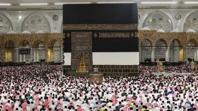 استقبال الحجاج الإيرانيين بالورود والهدايا في السعودية