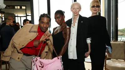 آيساب روكي يحمل حقيبة نسائية خلال عرض شانيل كروز