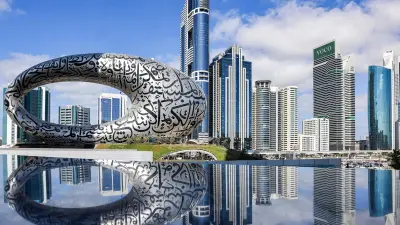 سماء زرقاء صافية فوق مدينة إماراتية