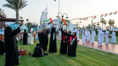 نساء مشاركات في مسيرة احتفالية بدبي تكريماً للمرأة الإماراتية