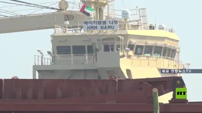 سفينة شحن كورية جنوبية ترسو في ميناء دبي