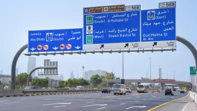 دراجة توصيل تسير في شوارع أبوظبي