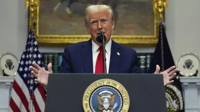 الرئيس الأمريكي دونالد ترامب يتحدث أمام البيت الأبيض