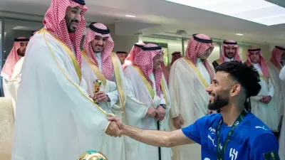لاعب الهلال سلطان مندش يحتفل بفوز فريقه بكأس الملك