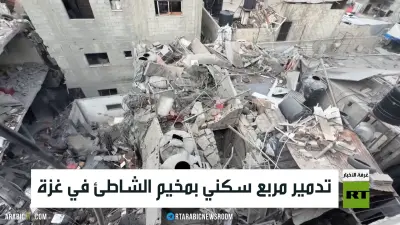منطقة مدمرة في مخيم الشاطئ بغزة بعد الغارات الإسرائيلية