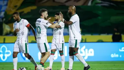 فريق الاتفاق يحتفل بالفوز على الخليج