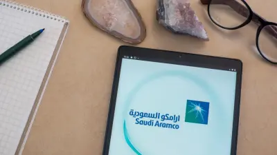 شعار شركة أرامكو السعودية أمام مقر الشركة
