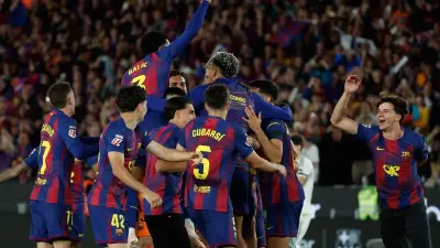 احتفال لاعبي برشلونة بالفوز في مباراة ضد ريال مدريد