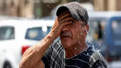 مشهد للسماء الزرقاء والشمس الساطعة فوق المدينة