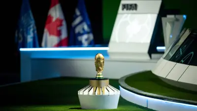 شعار الاتحاد الدولي لكرة القدم (فيفا) أمام ملعب كرة قدم
