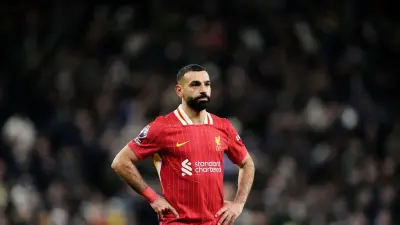 محمد صلاح يحتفل بتسجيل هدف مع نادي ليفربول