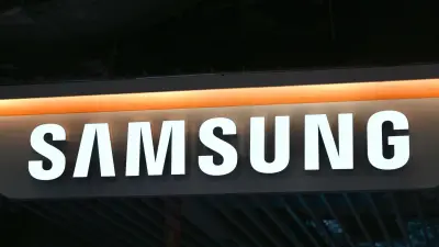 هاتف سامسونغ Galaxy Z Fold Wide مفتوح ومطوي