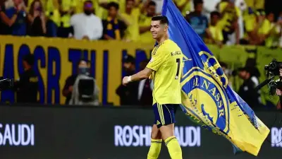 كريستيانو رونالدو يرتدي قميص نادي النصر