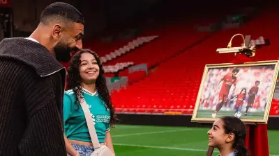 محمد صلاح وابنتاه مكة وكيان في ملعب أنفيلد