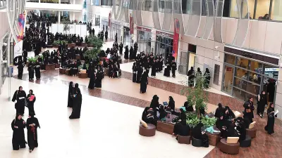طلاب جامعيون يحتفلون بالتخرج