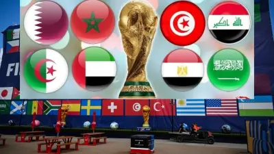 لاعبو كرة قدم عرب يحتفلون بتسجيل هدف خلال مباراة كأس العالم
